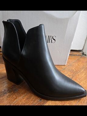 Women's Black Pointed Ankle Boot with Block Heel - Brand Unspecified